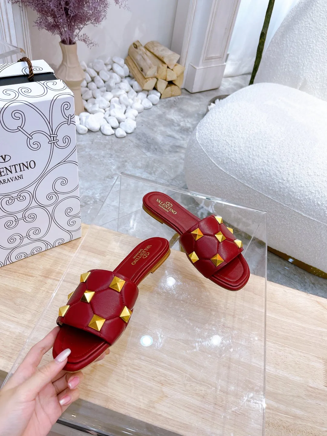 👟👟Ex-factory price 380👟👟 Genuine leather sole +40 Valentino.Valentino👑👑Rivets The latest series of the slippers counter, the highest version, perfect details, a very eye-catching catwalk series launched [strong][strong] V's popular rivet elements, luxurious and gorgeous! Various colors can be matched with beautiful clothes in spring and summer. There are many choices🎉🎉Exquisite and durable. It is copied at 1:1 of the original product. The upper foot is very pedicure-like. The key point is that it is very good and easy to control. It does not grind the feet and does not tire the feet. It is a walking artifact. The last shape is completely compared to the counter. The details are perfect. Without the original version, it would not be so exquisite! (Note! The heel shape and height are exclusively molded according to the original version, and are not randomly substituted by the market🐂) The color and texture of the fasteners are consistent with the original version! Fabric: Sheepskin Lining: Sheepskin lining 5 colors: off-white, black, bare, burgundy, pink Size: 34 to 41 (34, 40, 41, custom-made, non-refundable and non-exchangeable) Heel height: flat rubber bottom: genuine leather bottom: